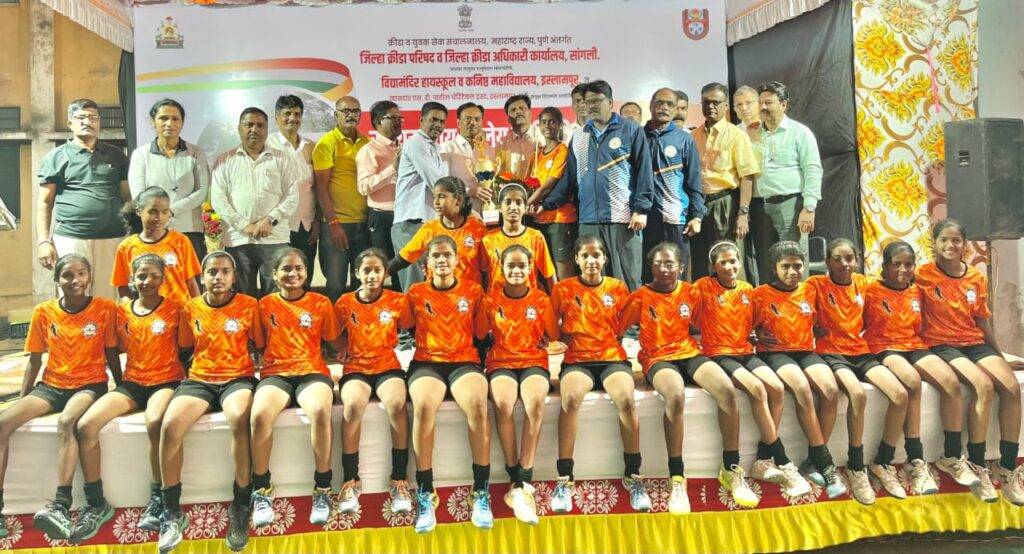 फलटणच्या मुलींच्या हॉकी संघाने पटकावले सलग तिसऱ्यांदा राज्यस्तरीय विजेतेपद