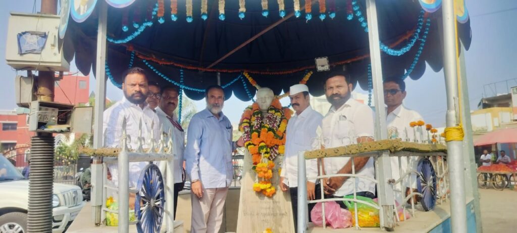 महापरिनिर्वाण दिनानिमित्त माजी आमदार दीपक चव्हाण व श्रीमंत संजीवराजे यांनी केले अभिवादन