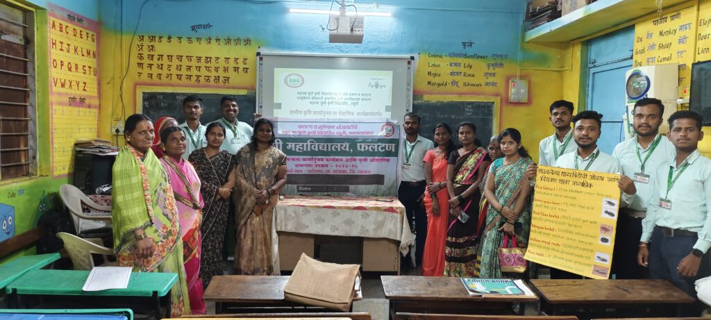 पाडेगाव येथे कृषिदूतांनी दिले धान्य कीड व्यवस्थापनाचे प्रात्यक्षिक