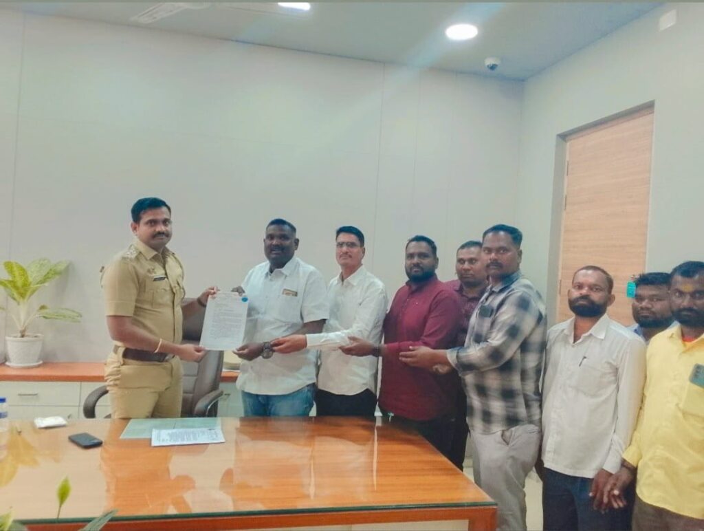 खोरोची येथील निर्घृण हत्येच्या निषेधार्थ उपविभागीय पोलिस अधिकारी यांना विविध मागण्याचे निवेदन सादर