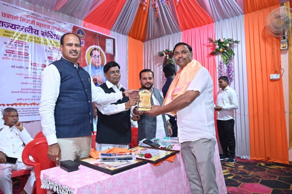 ज्ञानसूर्य फांउडेशन कडून तुळशीराम सुतार (कवी) यांना राज्यस्तरीय शिवरन्त पुरस्कार
