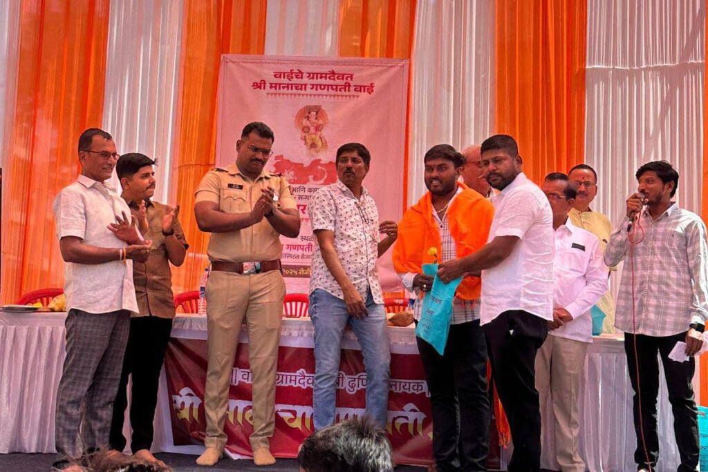 मानाचा गणपती मंडळातर्फे कामगारांचा सत्कार