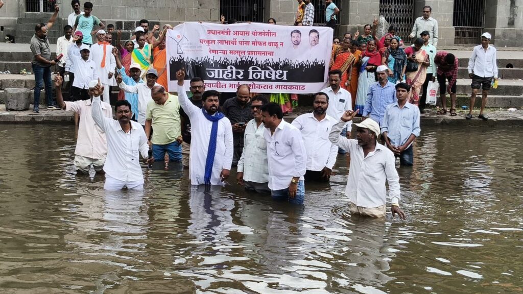 वाईत घरकुल लाभार्थ्यांचा जलसमाधीचा प्रयत्न, मोफत वाळूसाठीच आंदोलन चिघळण्याच्या वाटेवर