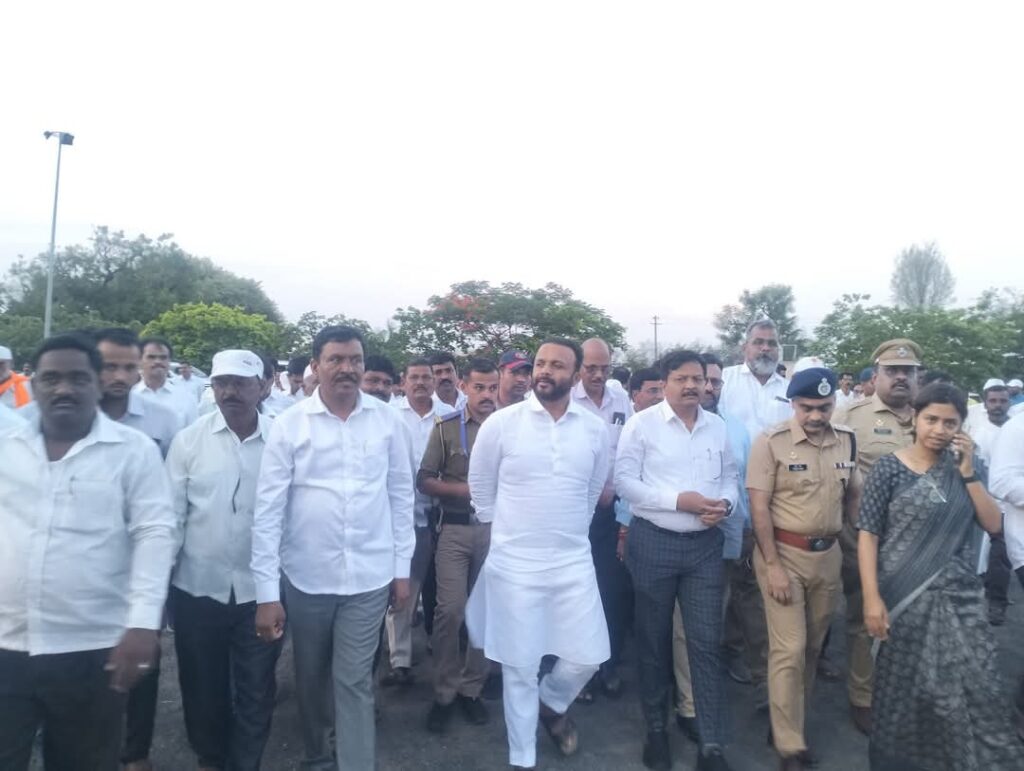 संत श्रेष्ठ श्री ज्ञानेश्वर महाराज पालखी मार्गाची ग्रामविकास व पंचायतराज मंत्री जयकुमार गोरे यांच्याकडून पहाणी