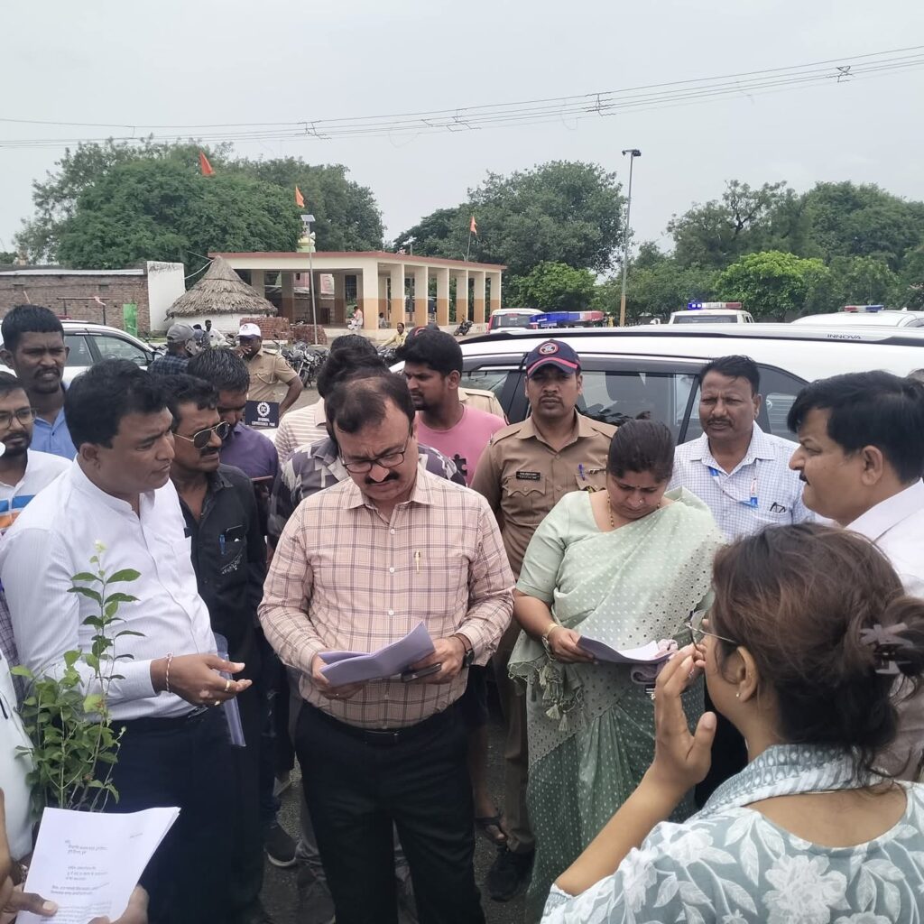 संतश्रेष्ठ श्री ज्ञानेश्वर महाराज पालखी मार्गाची आयुक्त डॉ. चंद्रकांत पुलकुंडवार यांनी केली पाहणी