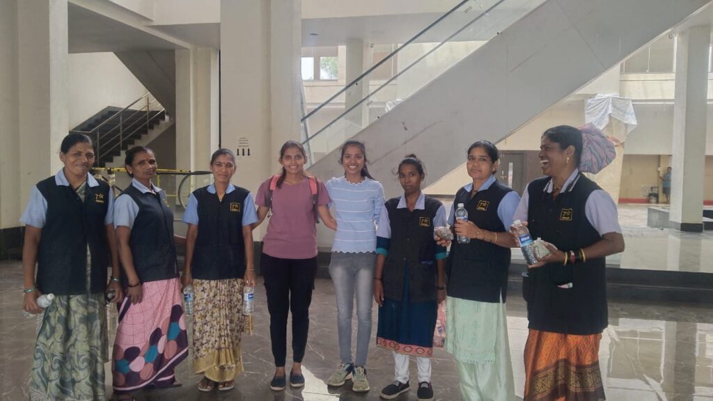 साम्राज्य ग्रुप फाऊंडेशन तर्फे विविध ठिकाणी पाणी व नाष्टा वाटप