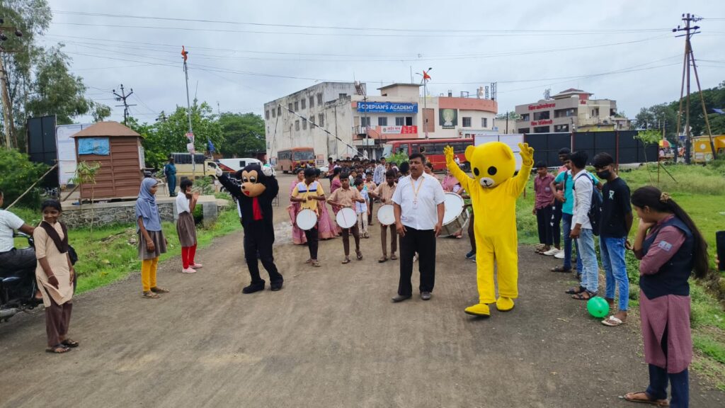 यशवंतराव चव्हाण हायस्कूल व ज्युनिअर कॉलेज फलटण येथे नवागतांचे ढोल ताशांच्या गजरात आनंदी व उत्साही वातावरणात वाजत गाजत स्वागत
