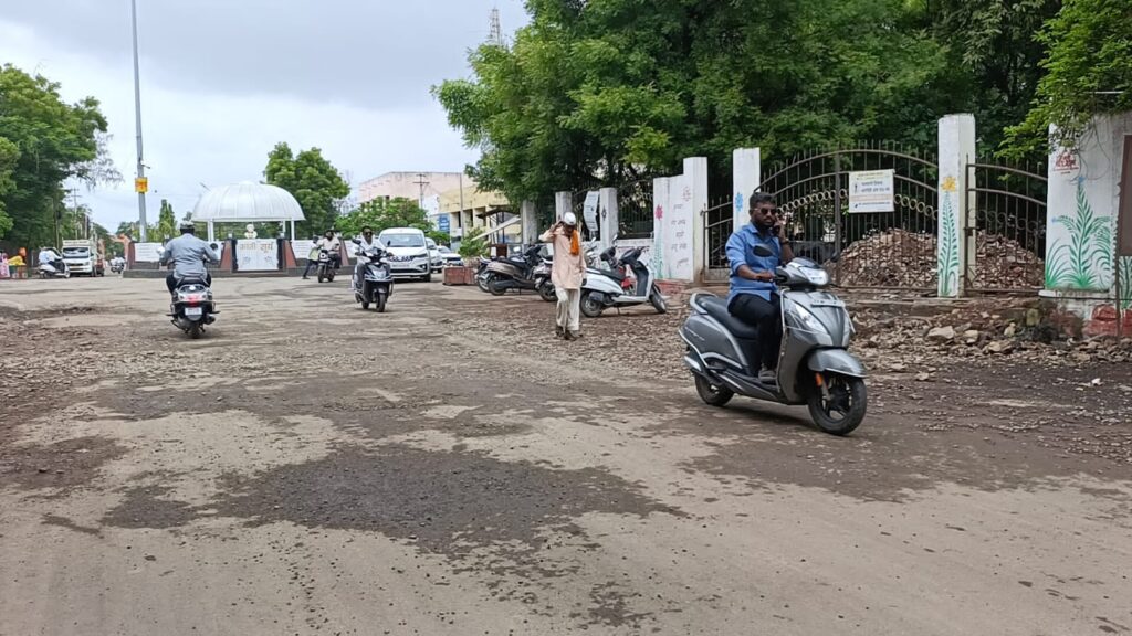 श्री संत ज्ञानेश्वर माऊलींच्या पालखीची फलटण शहरात वाट बिकटच राहण्याची दाट शक्यता, बांधकाम विभागाचे दुर्लक्ष