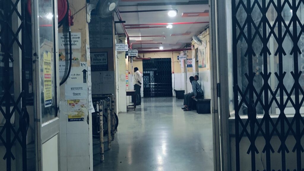 फलटण शहर पोलिस ठाण्यात व उपजिल्हा रुग्णालयात आरोपींची बडदास्त