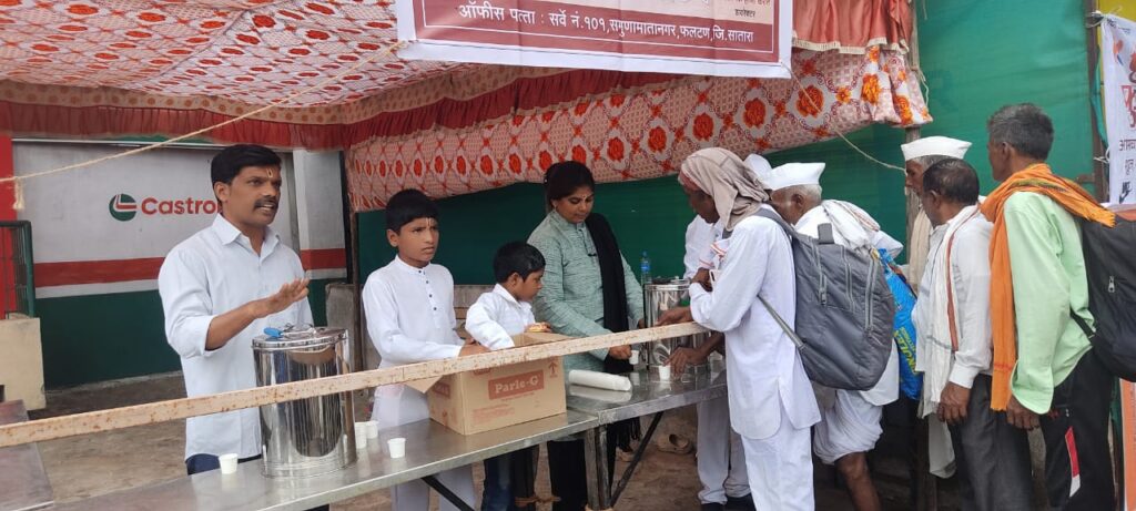 “डराडो” या एनजीओतर्फे वारकऱ्यांना मोफत चहा,पाणी आणि बिस्कीट वाटप