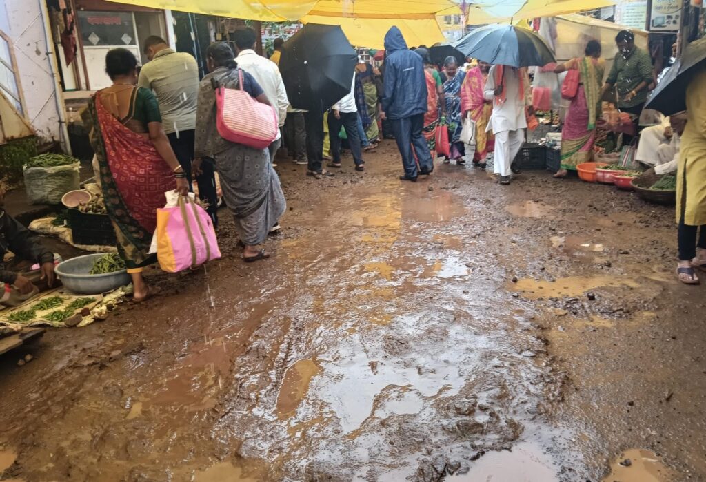 ढेबेवाडी बाजारपेठेतील खड्डे मुरूम टाकून अखेर मुजवले,”महाराष्ट्र माझा” बातमीचा इम्पॅक्ट