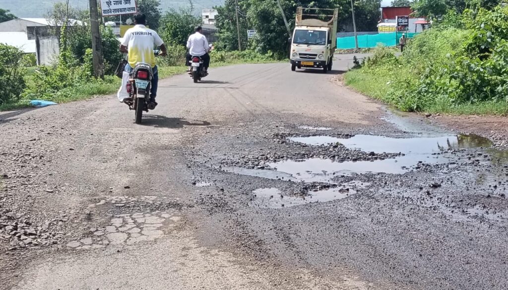 कराड – ढेबेवाडी व सणबुर- ढेबेवाडी मार्गावरील खड्डे देत आहेत अपघाताला आमंत्रण, बांधकाम विभागाचे दुर्लक्ष