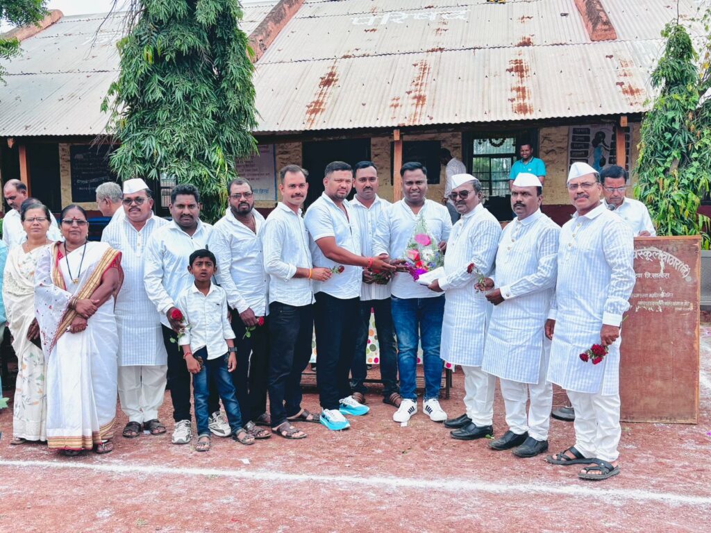 वाठार हायस्कूल वाठार निंबाळकर मधील माजी विद्यार्थ्यांनी भारतीय स्वातंत्र्याचा वर्धापन दिन विविध कार्यक्रमाने केला संपन्न