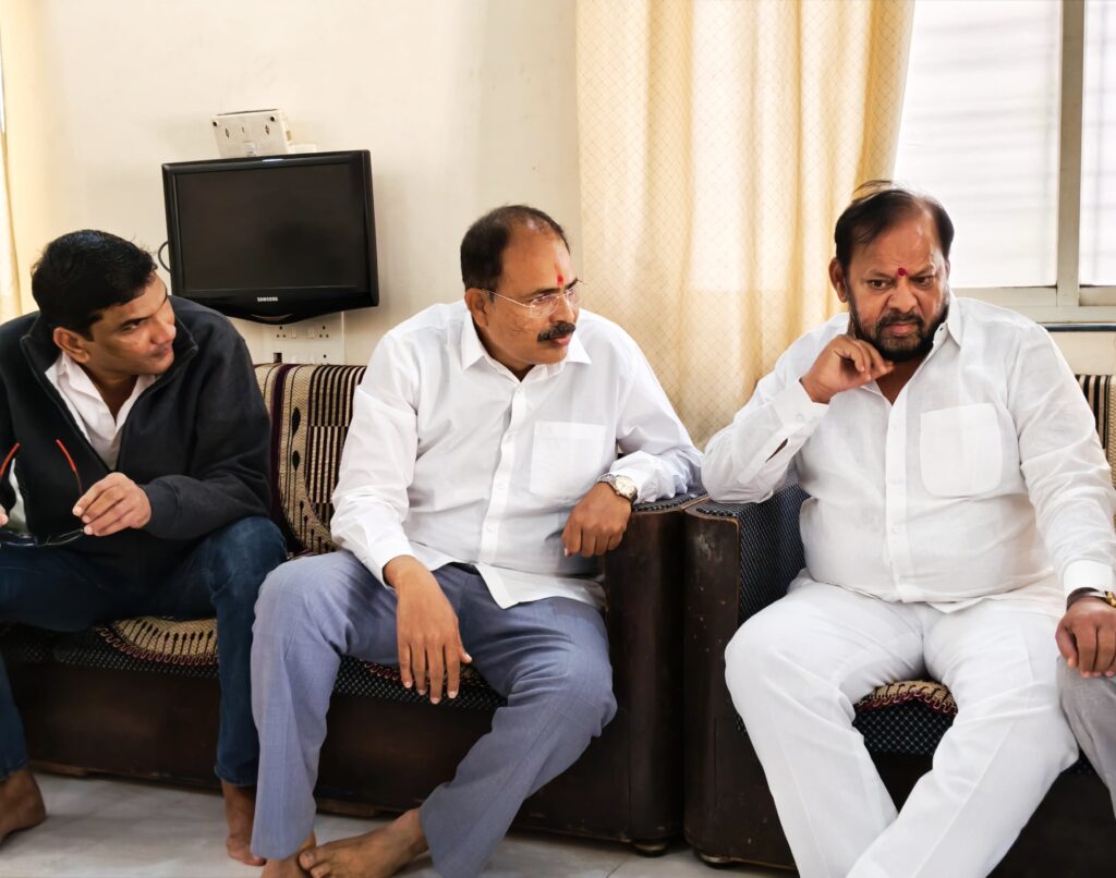 माजी आमदार शहाजी बापू पाटील यांनी घेतली समशेरसिंह नाईक निंबाळकर यांची भेट, चर्चेला उधाण