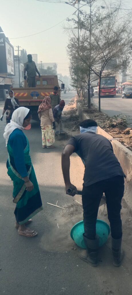 नगराध्यक्ष समशेरसिंह यांच्या आदेशानंतर शहरातील कचरा व राडारोडा उचलण्याची मोहीम सुरू
