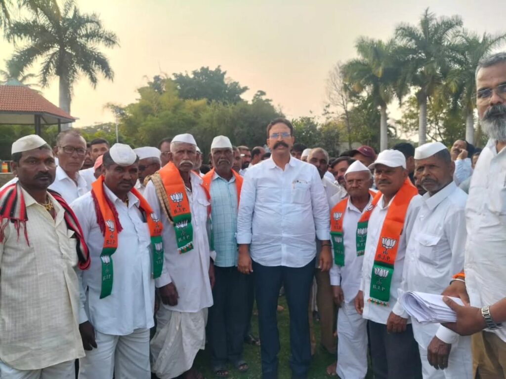 नांदल येथील शेकडो कार्यकर्त्यांचा भाजपमध्ये जाहीर प्रवेशराजे गटाला धक्का; फलटण तालुक्यात भाजपची ताकद वाढली
